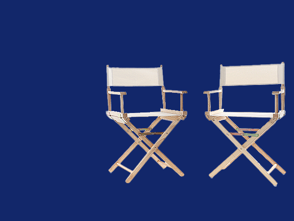 两张董事风格的布椅和木椅面对面，背景为蓝色。
